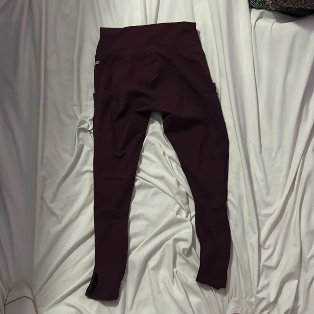 Maroon Fabletics leggings with mesh pockets. - Picture 2 of 2